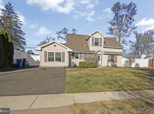 58 Rocky Pool Ln, Levittown, PA 19055