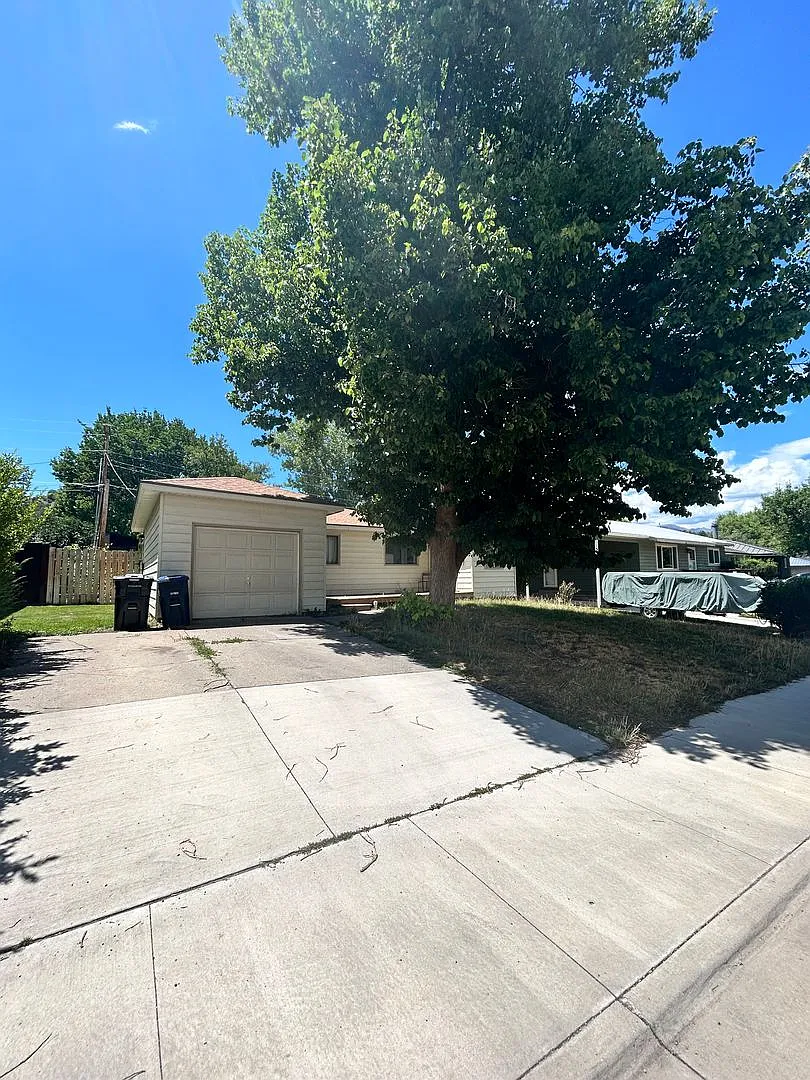 Three Bedroom House in Great Neighborhood! — Photo 2