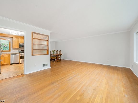 5th image of 43 Roosevelt Ave