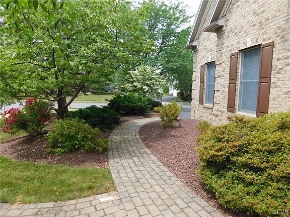 5th image of 10 Surrey Dr