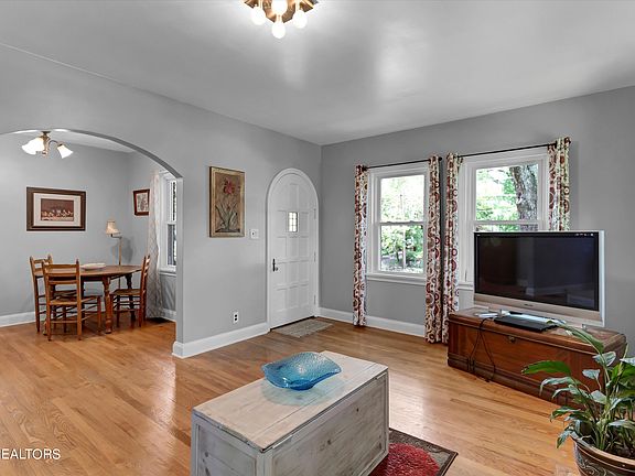 3rd image of 3322 Bellevue St