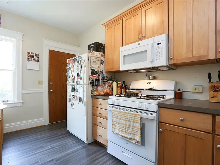 294 Laburnam Cres — Photo 11