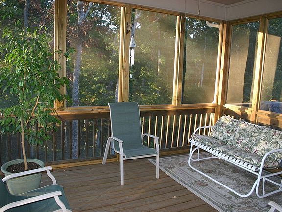 Nice screened in deck.