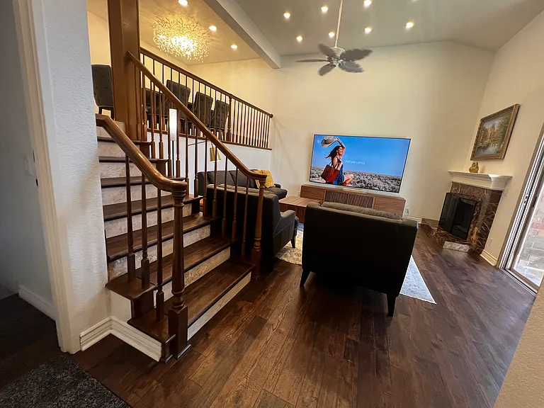 7825 Seaglen Dr — Photo 1
