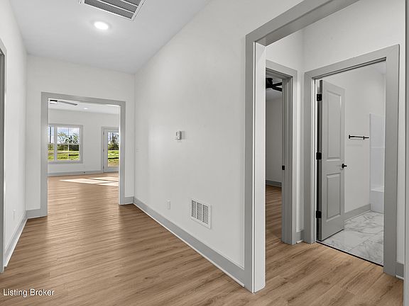 5th image of 103 Freeman Ave