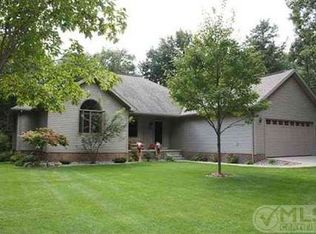 49 Royal Oak Dr, Gladstone, MI 49837