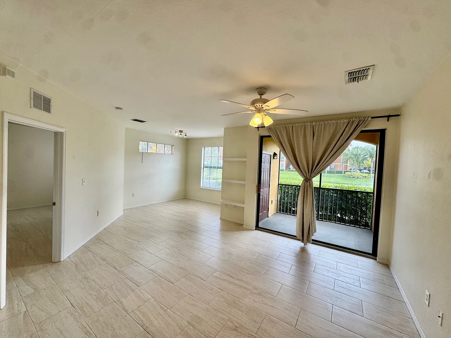 2 bed, 1127 sqft, $1,900 — Photo 2