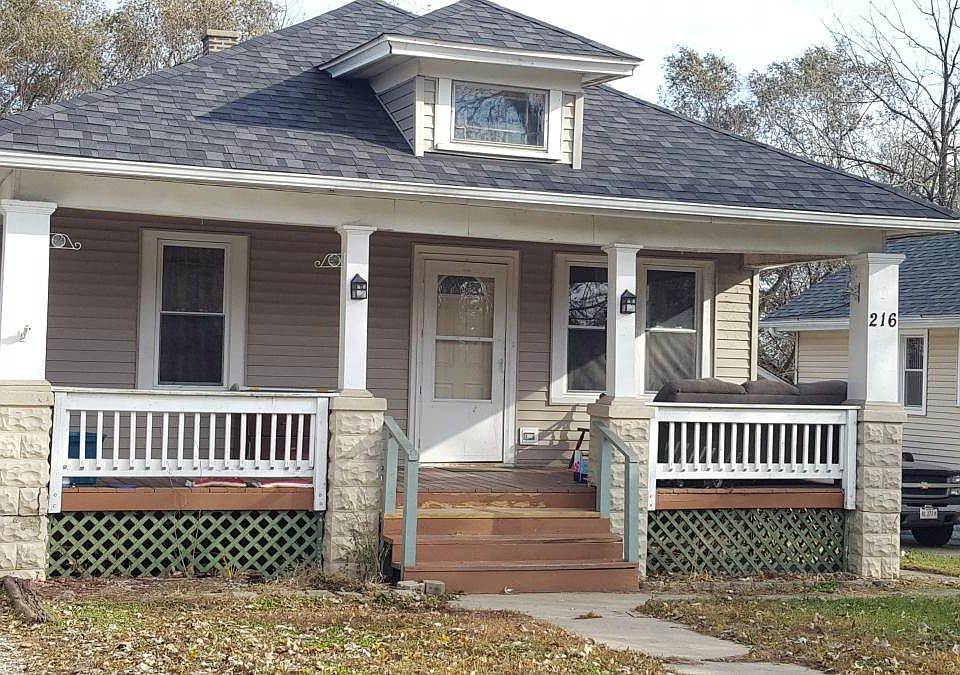 1st image of 216 Illinois St
