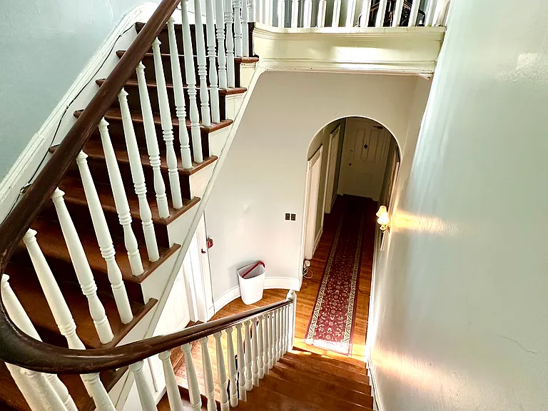 1024 Clinton St — Photo 4