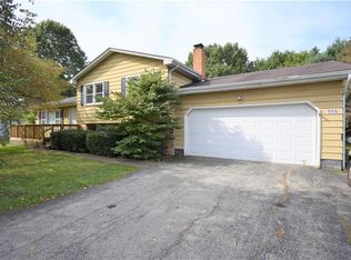 555 Meadowland Ct, Hubbard, OH