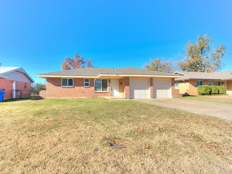 214 Thompson Dr — Photo 2