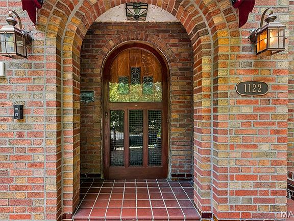 5th image of 1122 Bellerive Blvd