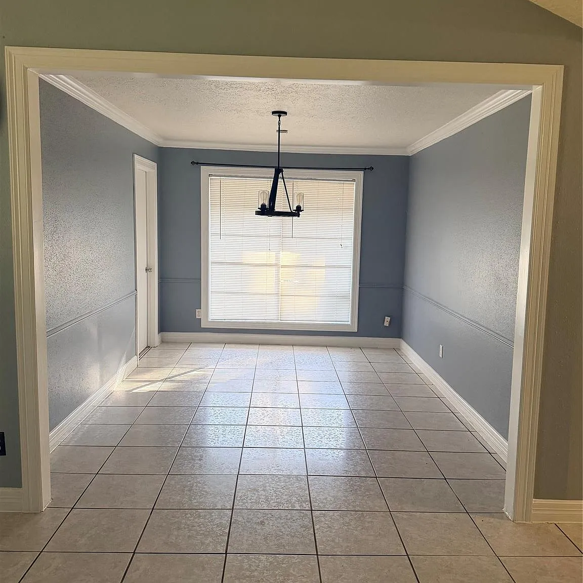 3 bed, 2.0 bath, 1709 sqft, $2,200 — Photo 2