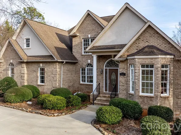 2301 Willow Creek Dr, Newton, NC 28658