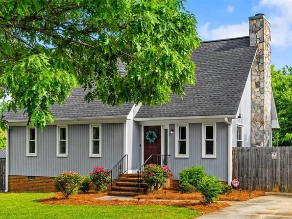 4 Pear Tree Ct, Greensboro, NC 27401