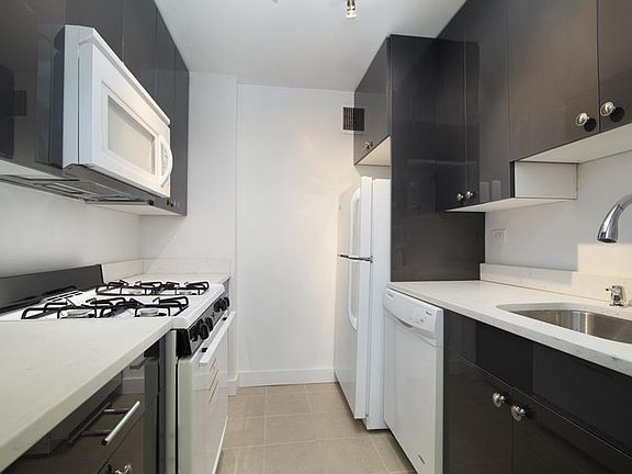 4th image of 118 E 60th St APT 22F