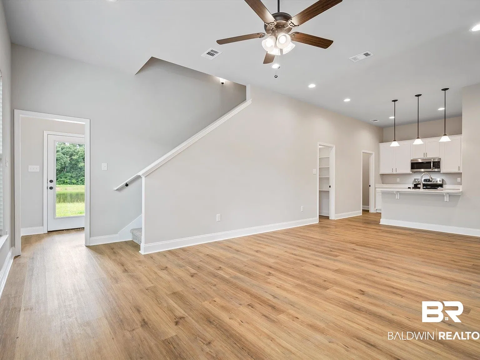 3 bed, 3.0 bath, 1596 sqft, $1,900 — Photo 2