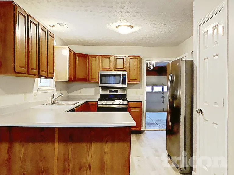 910 Claiborne Ln — Photo 6
