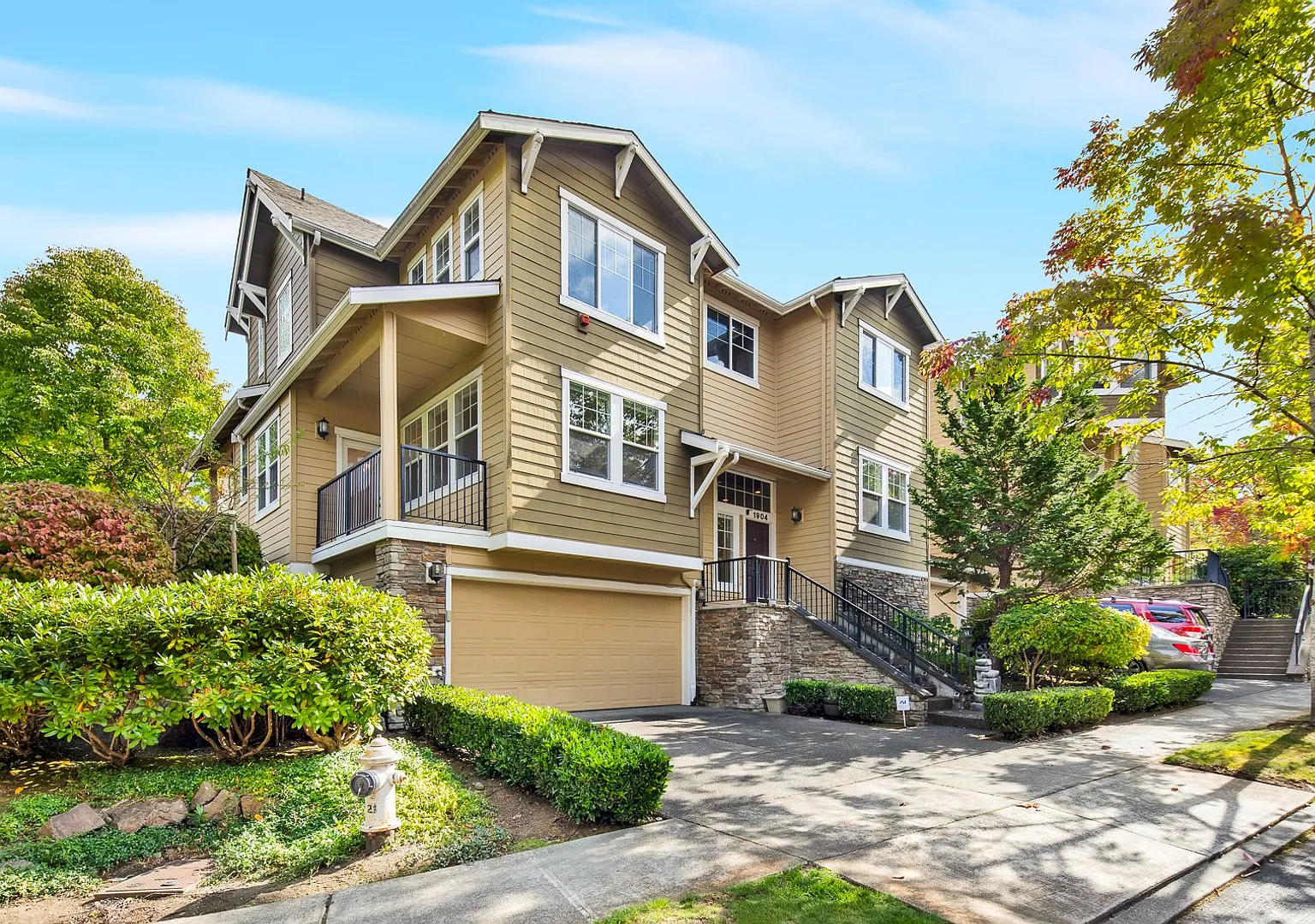 Corner Unit Issaquah Highlands 3 Bedroom Townhouse 2 car Garage — Photo 1