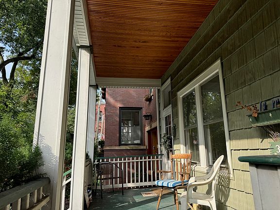 2nd image of 3933 N Ravenswood Ave