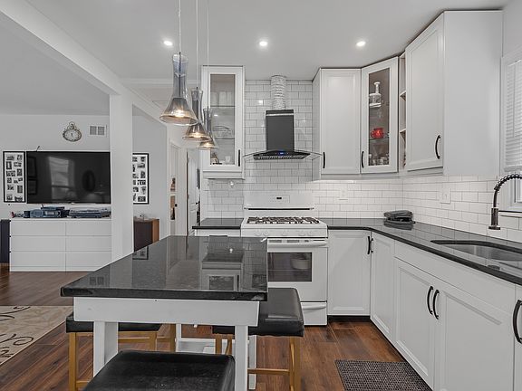 3rd image of 3931 N Park St
