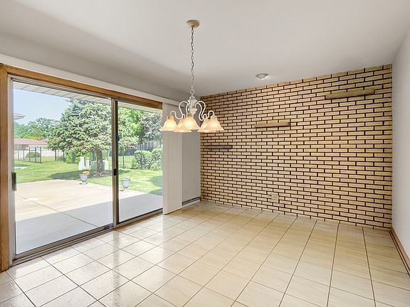 4th image of 2630 Somerset Dr