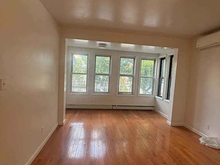1433 Saint Lawrence Ave — Photo 3