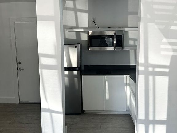 5th image of 619 Breakers Ave #101