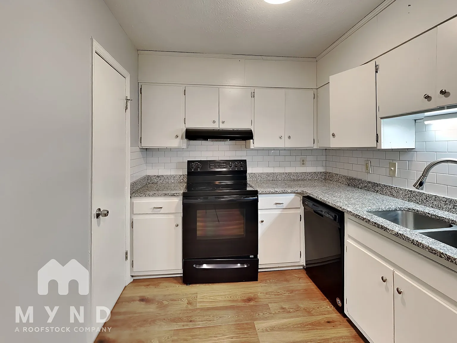 2 bed, 1.5 bath, 905 sqft, $1,395 — Photo 2