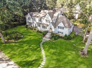 35 Aviemore Dr, New Rochelle, NY 10804