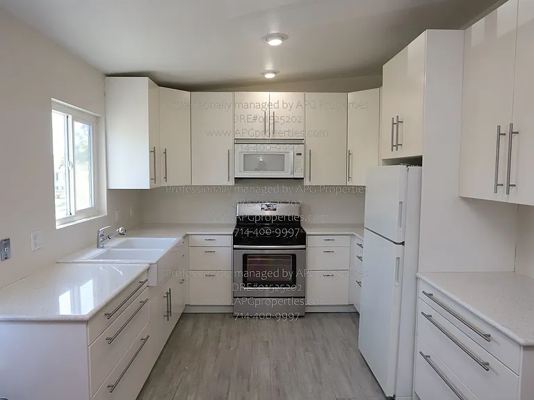 636 E Birch St #E — Photo 3