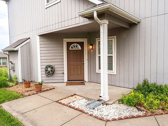 2nd image of 2418 Surrey Dr