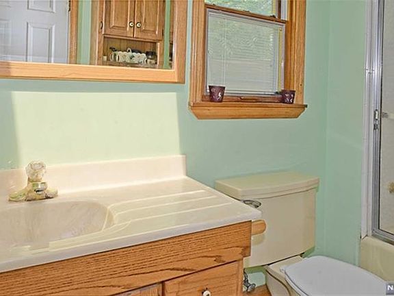 4th image of 109 Smull Ave