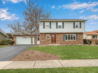 555 Phillips Cir, Antioch, IL 60002