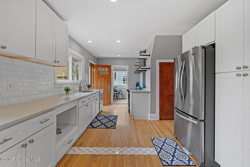 3rd image of 285 Whiteview Road