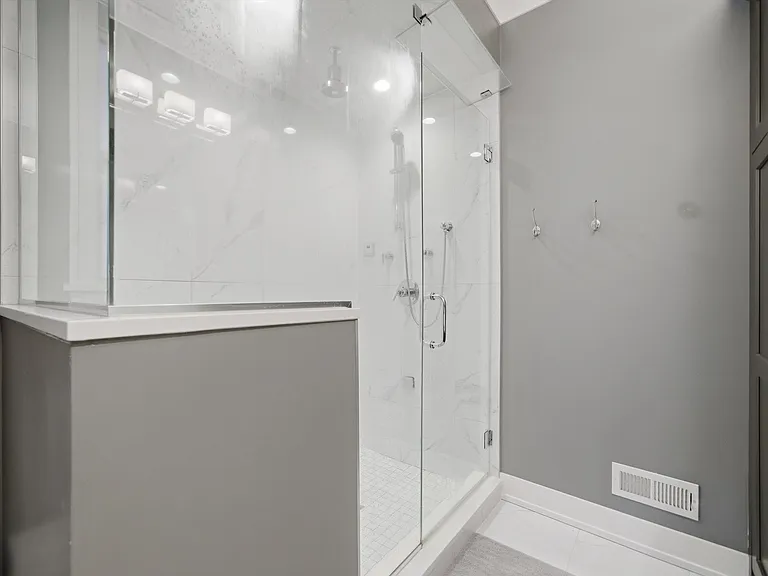2341 W Roscoe St #2W — Photo 13