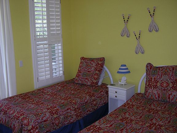 First floor bedroom (2) twins