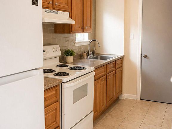 3rd image of 63 Galveston Pl SW APT 3