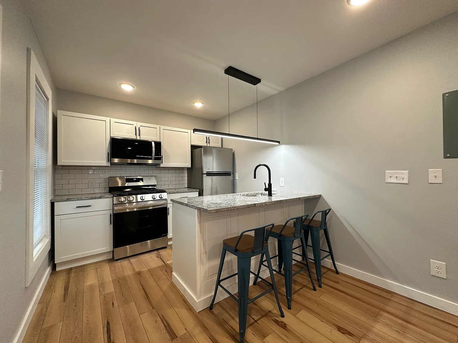 2 bed, 1012 sqft, $1,895 — Photo 2