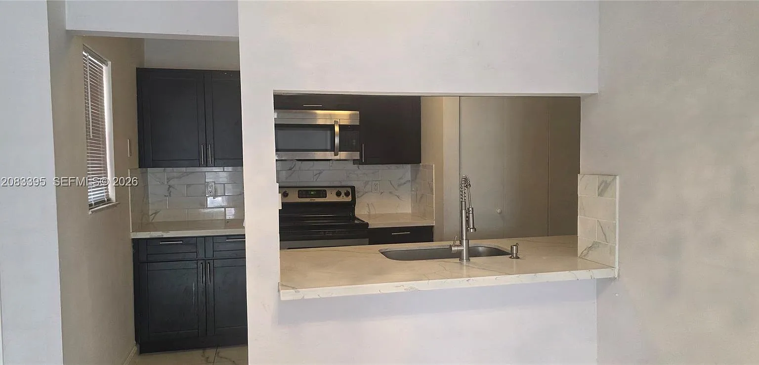 Monterey Condo Three — Photo 3