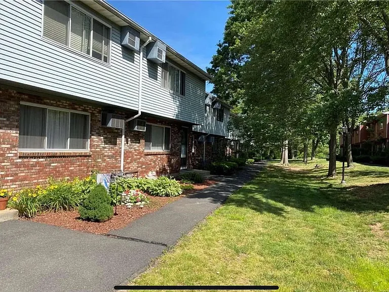 106 Churchill Dr #106 — Photo 2