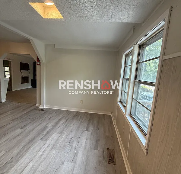450 Bedwell St — Photo 4
