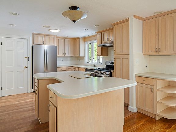 4th image of 21 Turner Dr