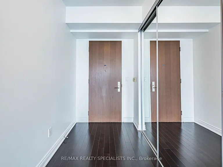 388 Yonge St #7105 — Photo 10