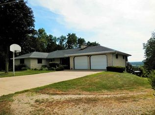 977 Whispering Ln, Hazel Green, WI 53811