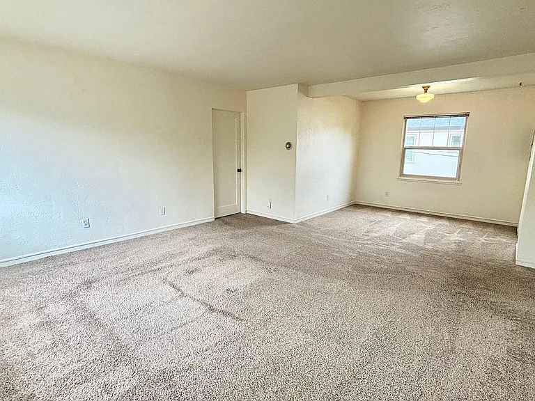 N0131 - Claremont Apartments — Photo 4