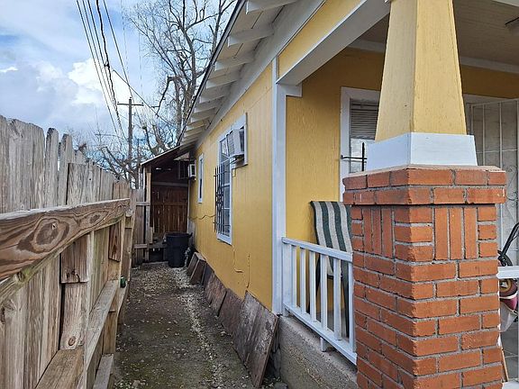 5th image of 2901 Burkett St