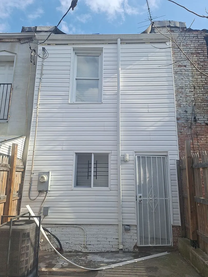 Historic Charm Meets Modern Comfort: 2BR Baltimore Townhouse with Private Yard — Photo 3