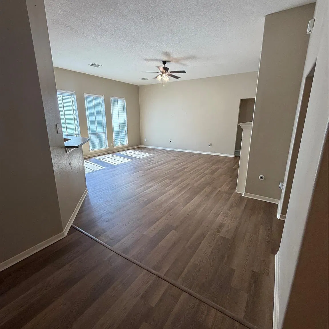 4 bed, 2.0 bath, 2105 sqft, $2,500 — Photo 2