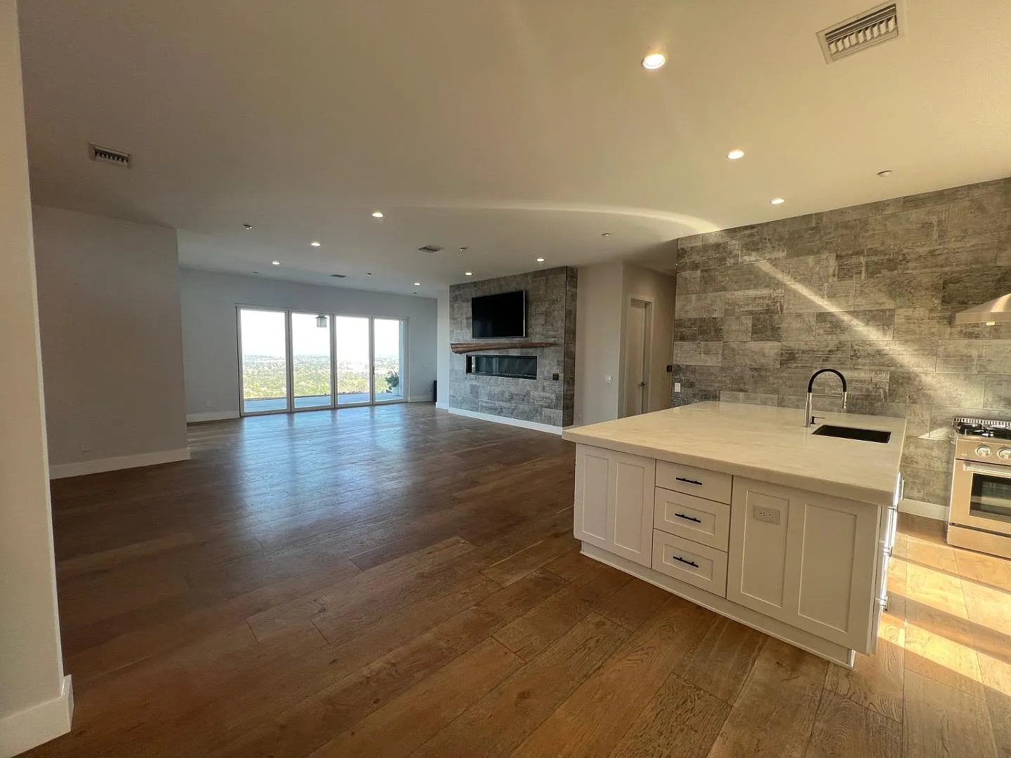 2378 Edgehill Rd — Photo 4